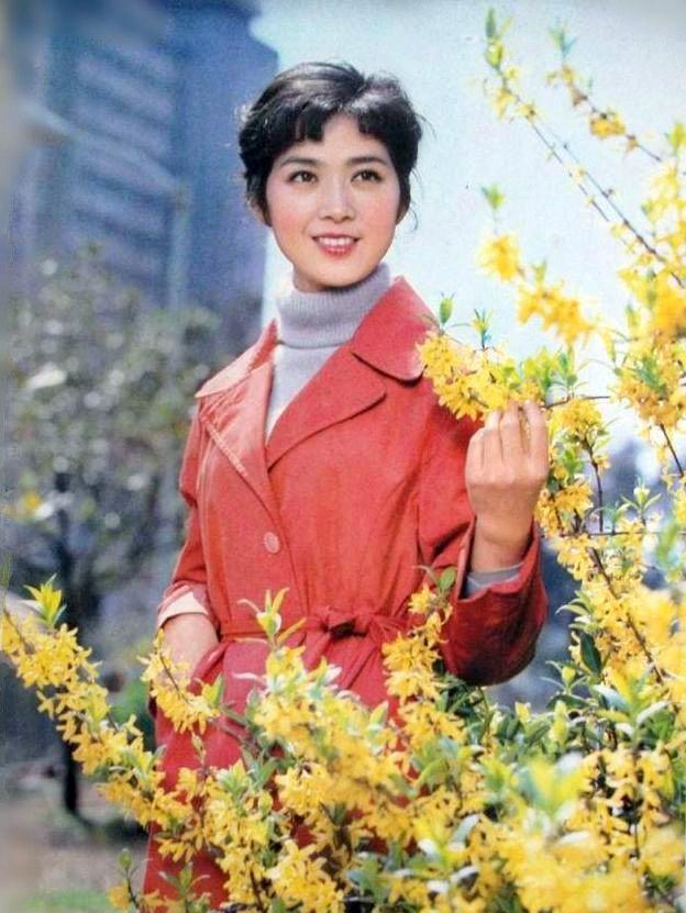 三個(gè)字男明星的魅力風(fēng)暴，魅力四射，無人能擋！