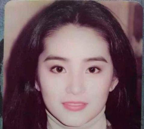 最年輕女星的隱藏寶藏，小巷中的秘密故事