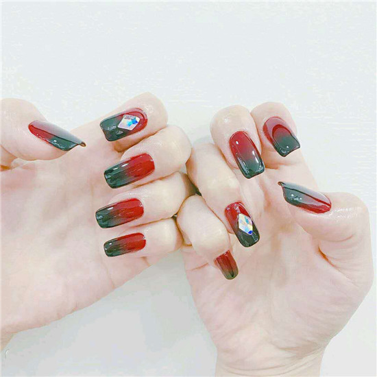 時(shí)尚紅黑美甲搭配，潮流交融演繹新風(fēng)尚
