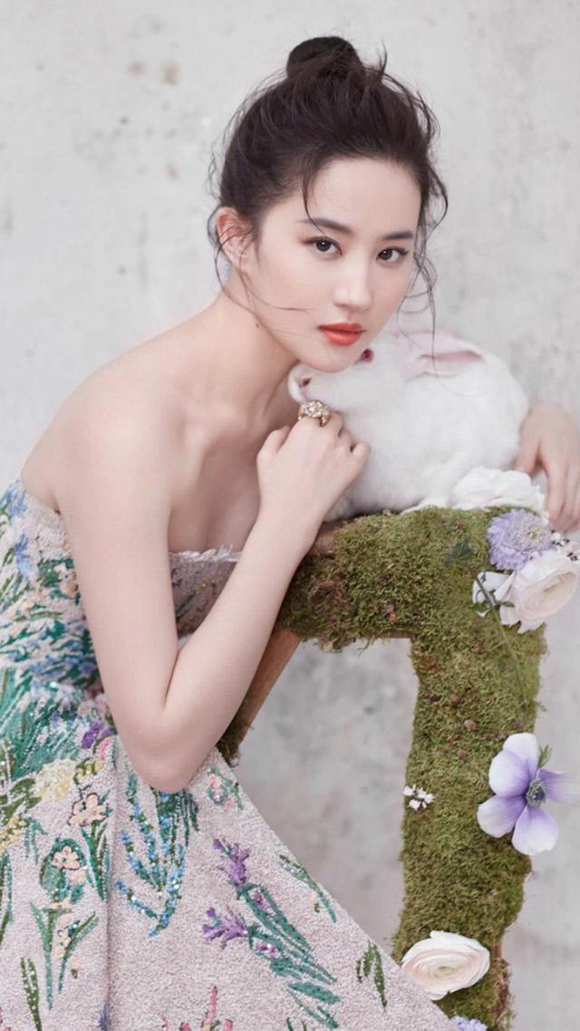 劉亦菲最新性感照與探索自然美景之旅，尋找內心寧靜的旅程